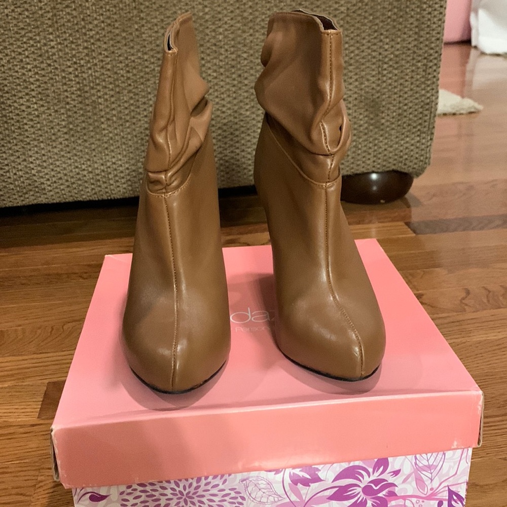 Chestnut/tan Booties